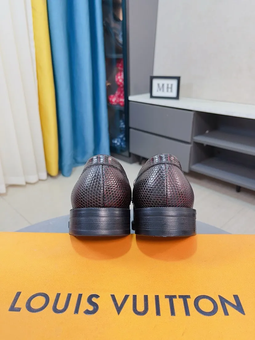 Ex-factory price 458🌹🌹【Louis Vuitton] LV official website synchronizes casual formal leather shoes, imported Italian first-layer calfskin, the leather feels natural and comfortable, and the flowing shoe body design embodies an extraordinary superior wearing experience. Smooth and tight hand-stitched seams achieve extraordinary noble taste. The lining is made of cowhide, which is high-end, comfortable and breathable, telling the man's high-spirited heart. Number of items in stock: 38-44 45 can be customized.